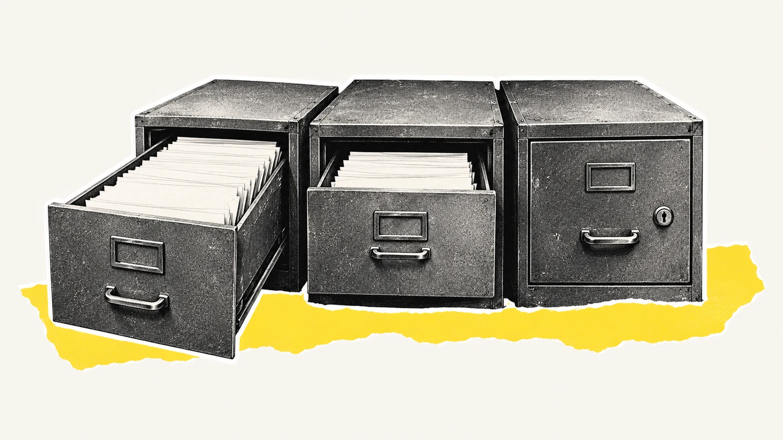 Drie archieflades naast elkaar: een open, een half open en een op slot, als beeld voor openbare, interne en vertrouwelijke gegevens.